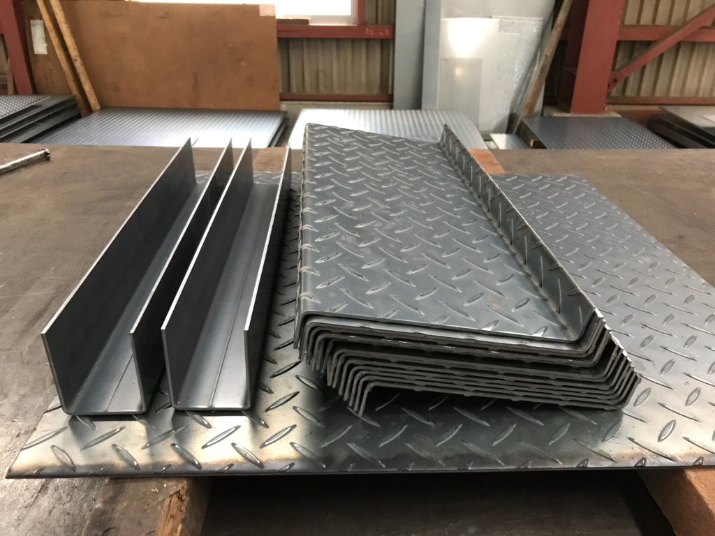 自社工場のシャーリング加工機